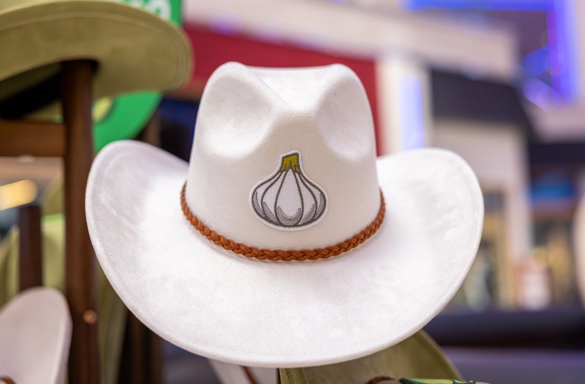 White cowboy hat with an embroidered garlic patch